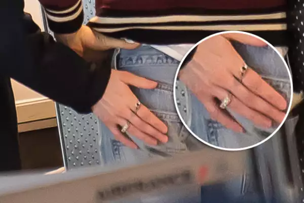 Si bien es costumbre que el anillo se use en la mano izquierda en el dedo anular, puede que la pareja adopte otra tradición, pues el impresionante anillo que St. Vincent tenía está en el dedo índice de su mano derecha.