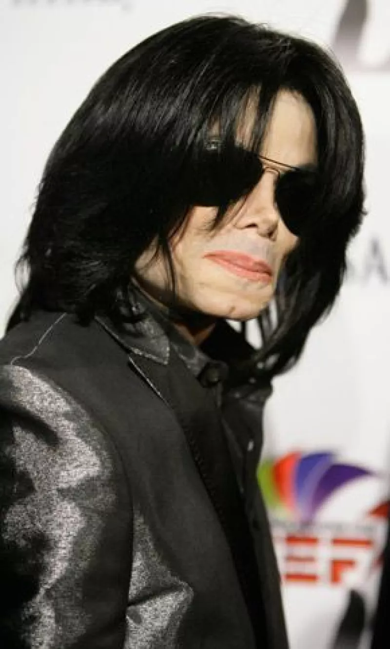 El abogado del cantante asegura que éste se encuentra muy enfermo como para ir a Londres a declarar en una demanda según la cual el astro del pop le debe a un jeque árabe 7 millones de dólares.