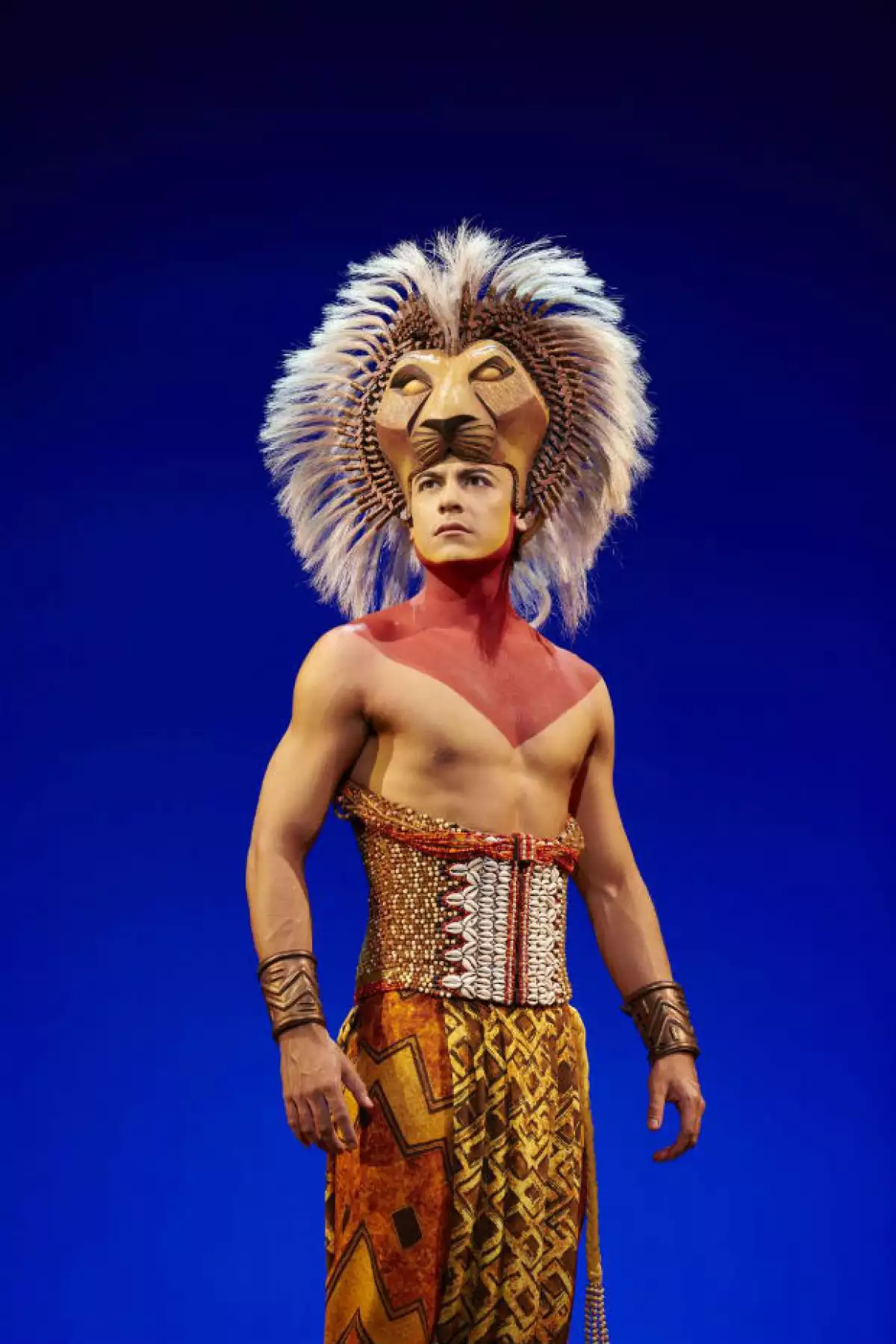 Carlos Rivera en el papel de Simba en el musical de España.