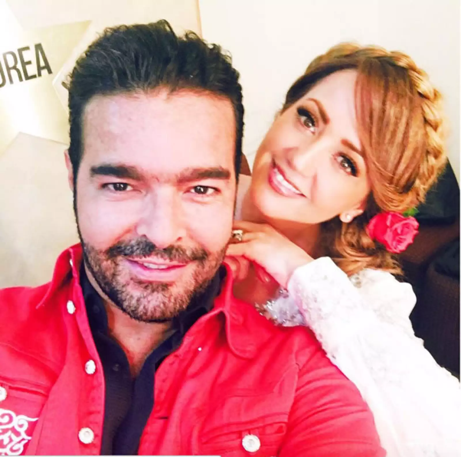 Pablo Montero asistió a la Fiesta Mexicana y posó al lado de Andrea Legarreta.