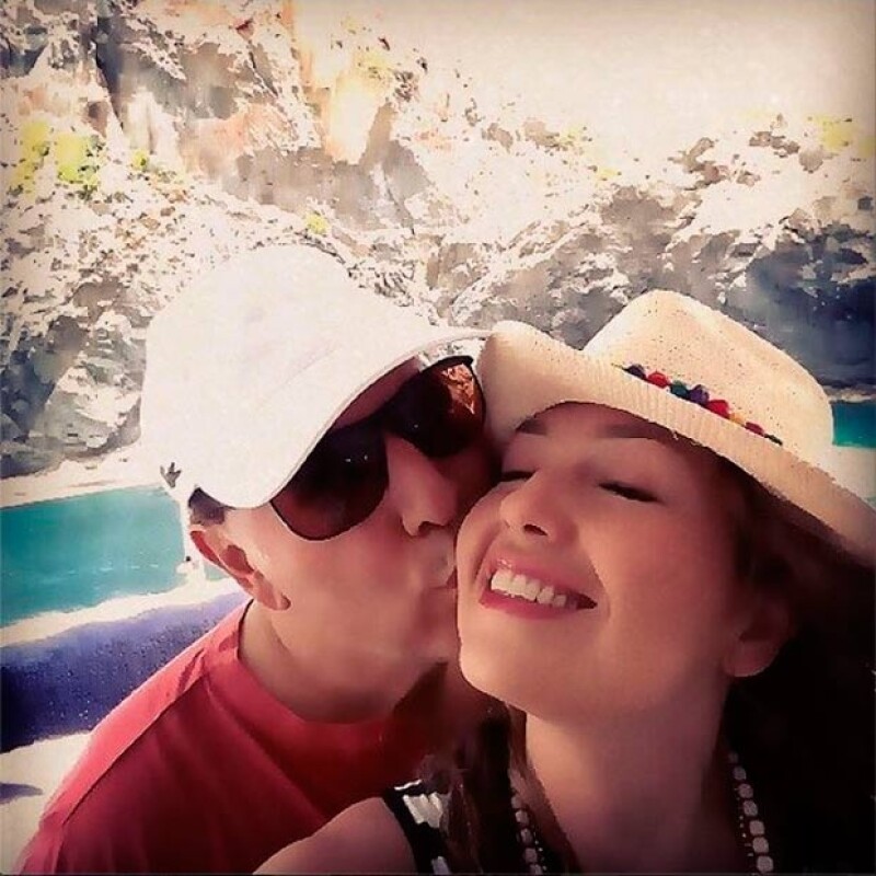 La pareja se mostró amorosa durante su viaje, junto a la foto Thalía posteó: 15 años después.