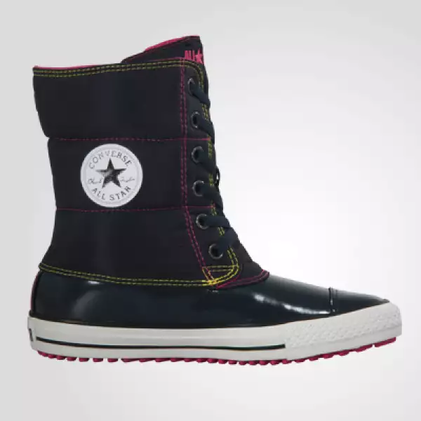 No debes perder el estilo: esta bota con vivos en color rosa mantiene vivo tu ‘outfit’.