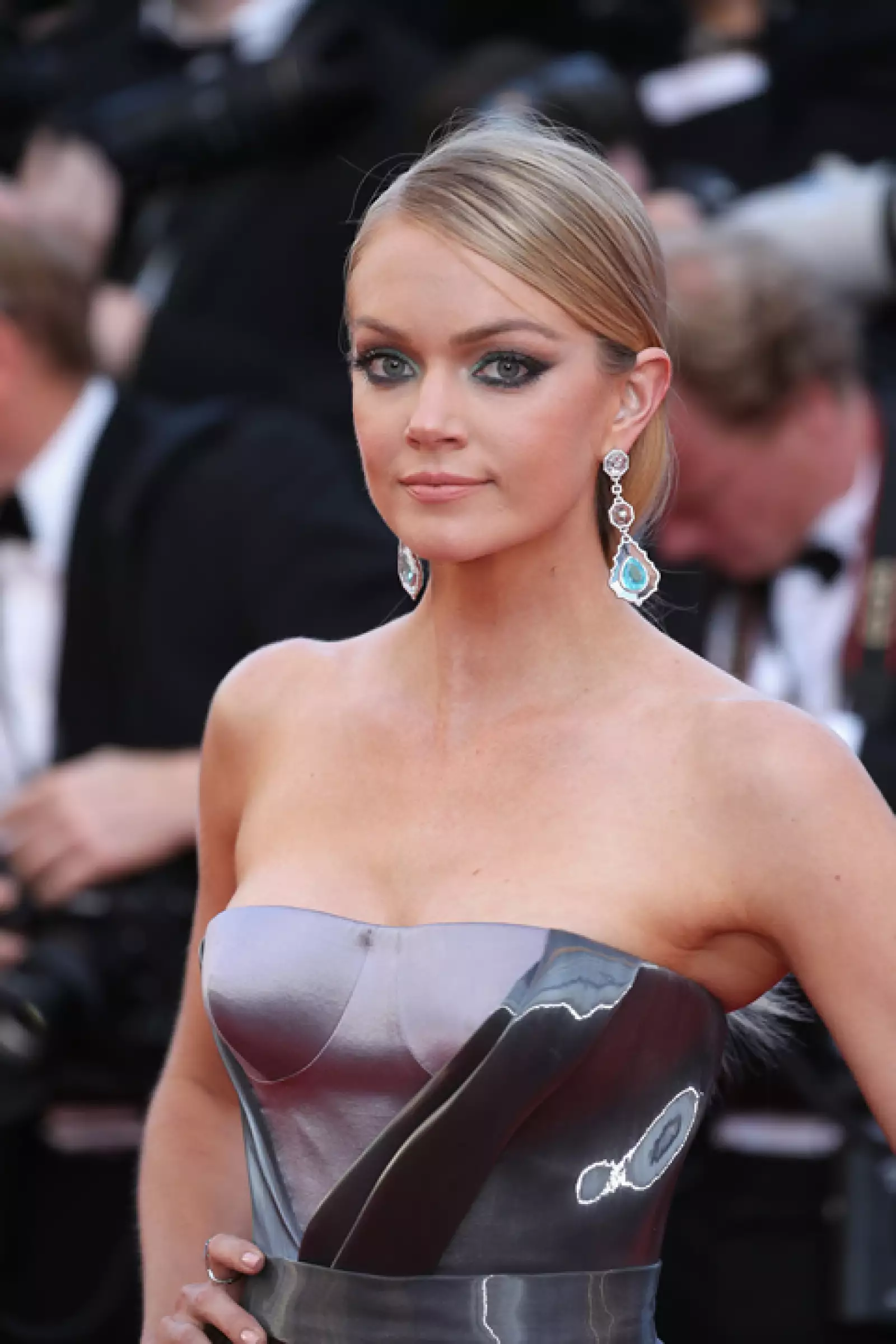 La modelo Lindsay Ellingson impactó en Cannes con una mirada matadora. Acentuó sus ojos verdes con sombras del tono en efecto ombré. Llevó una cola de caballo baja y labios nude.
