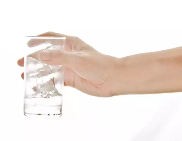 Recuerda hidratarte diario y toma agua antes, durante y después de hacer ejercicio.