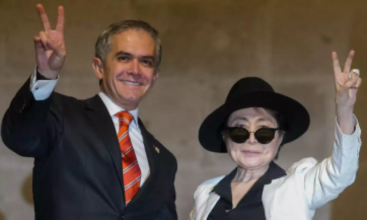 El jefe de gobierno y la artista plástica japonesa en la ceremonia de nombramiento. (Foto: Cuartoscuro)