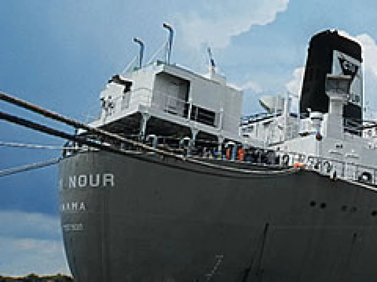 El buque Mary Nour, en el verano de 2004, mientras esperaba atracar en el puerto de Tampico. (Foto: Adán Gutiérrez)
