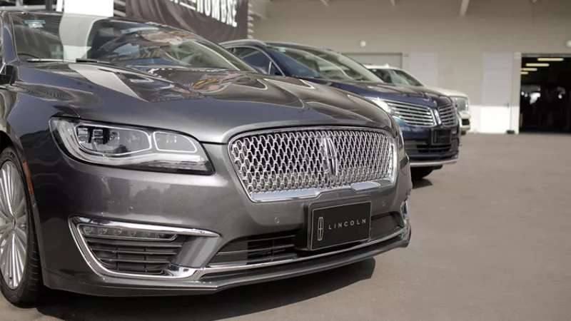 Lincoln acompañó con lujo