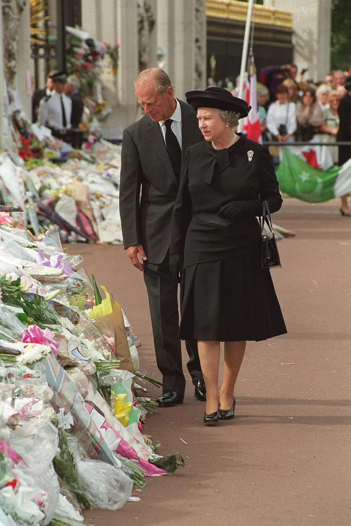 BUCKINGHAM PALACE ON THE EVE OF PRINCESS DIANA'S FUNERAL, LONDON,  BRITAIN - 05 SEP 1997