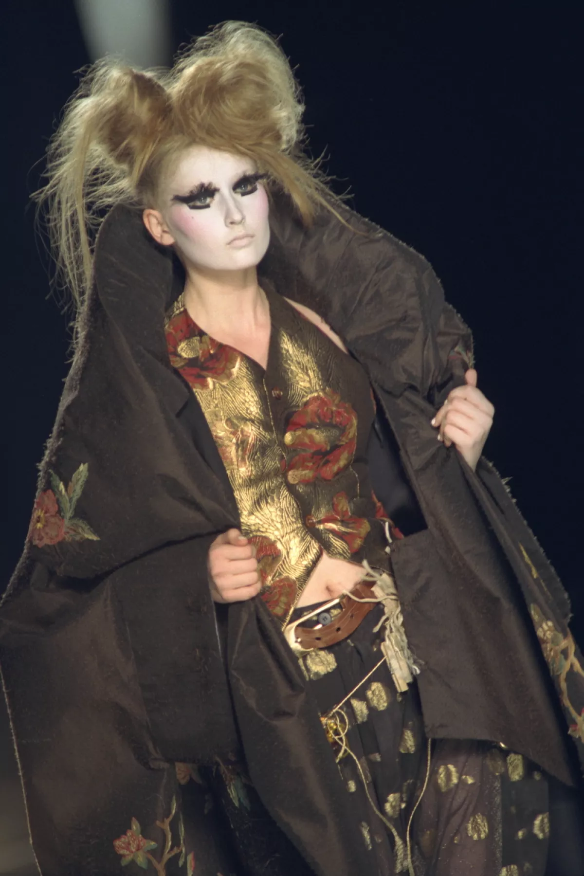 DIOR: SPRING/SUMMER 2000 HAUTE COUTURE FASHION SHOW