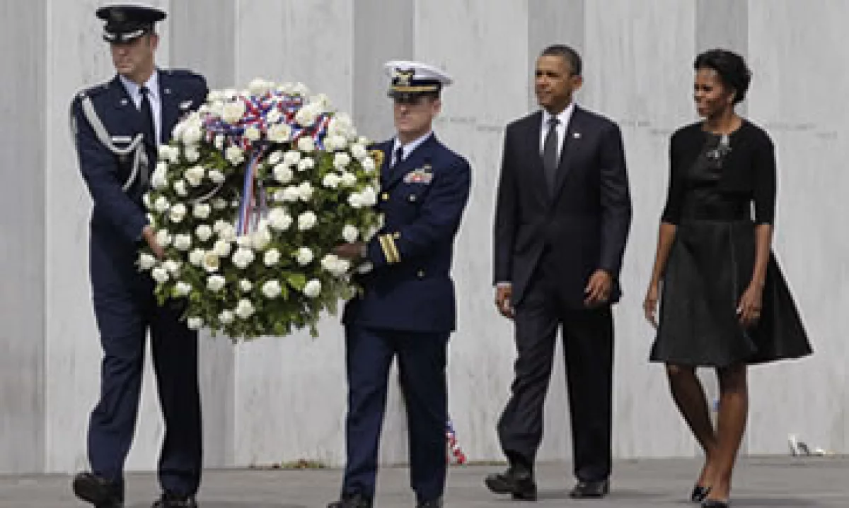 Barack Obama y su esposa Michelle acudieron al Muro de los Nombres, en donde cada una de las 40 lápidas lleva el nombre de las personas muertas al estrellarse el vuelo 93 de United. (Foto: AP)