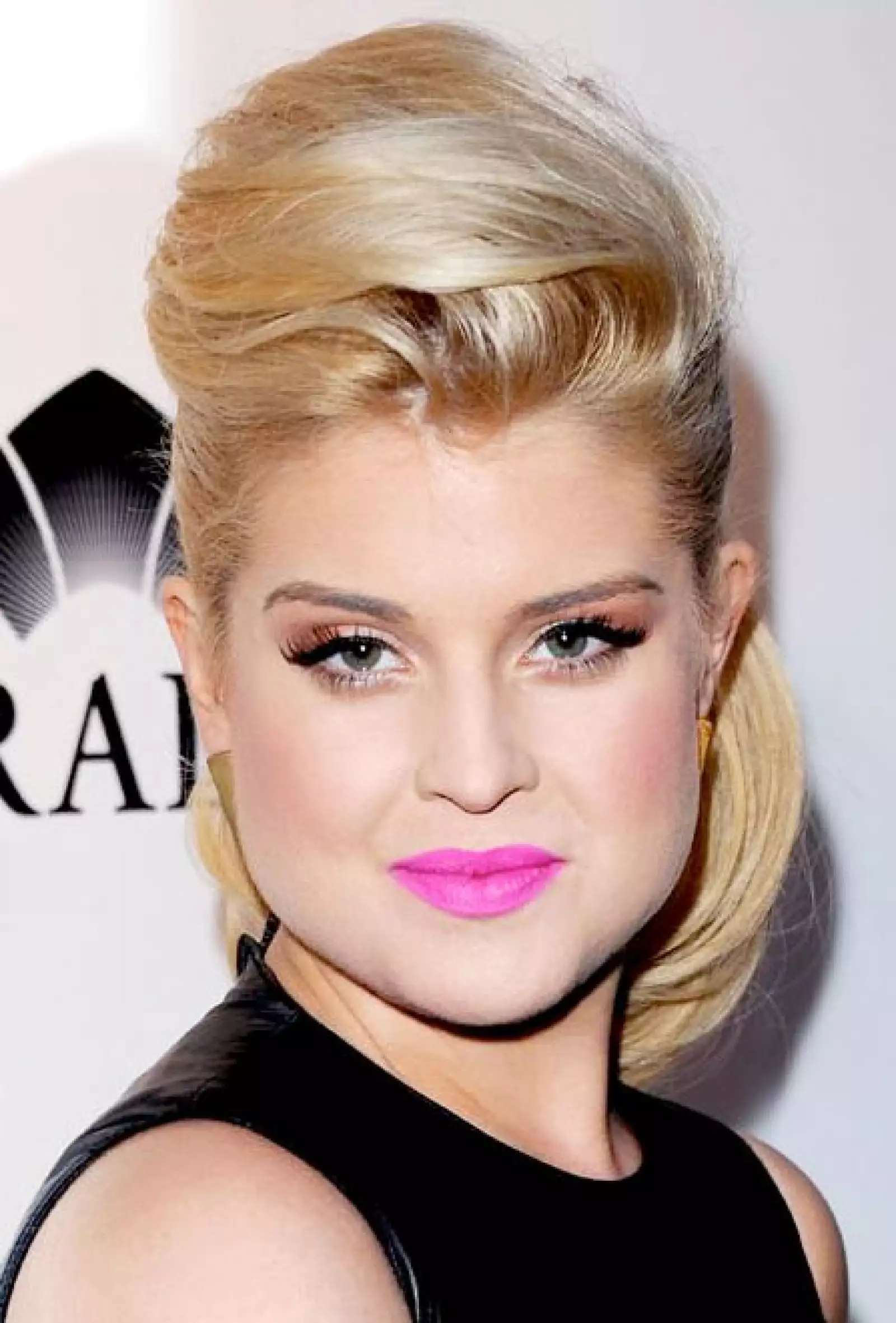 Kelly refleja su personalidad con este atrevido color del diseñador Jil Sander.