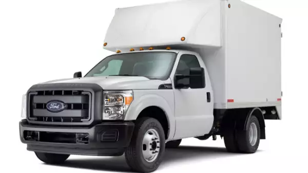 F-350 (Ford). Tiene 385 caballos de fuerza y una capacidad de carga de 3.6 toneladas.