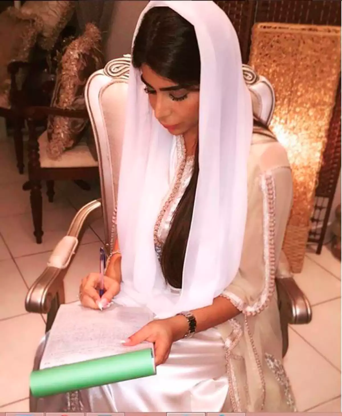 Jazmin es una guapa morena de ojos azules que se graduó de la Escuela Superior de Artes y Técnicas de la Moda.