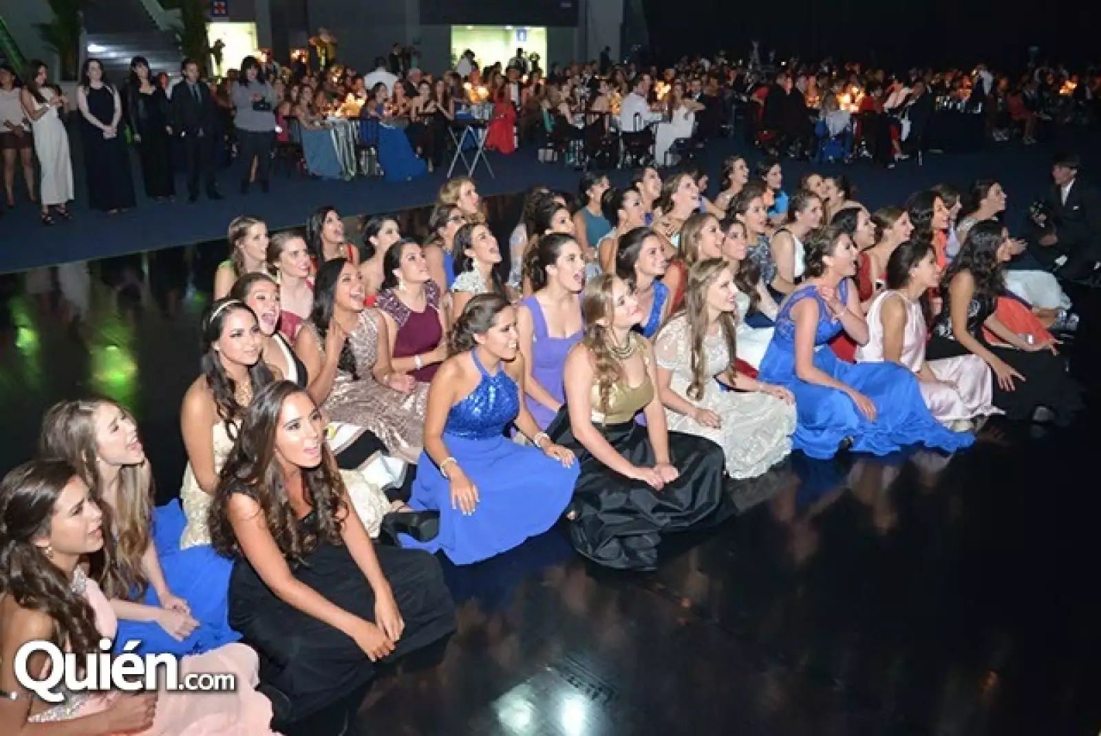 Graduadas viendo el video.