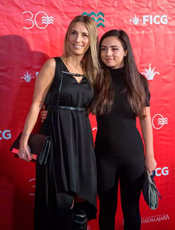 Carina junto a su hija Fiona en el Festival Internacional de Cine de Guadalajara 2015.