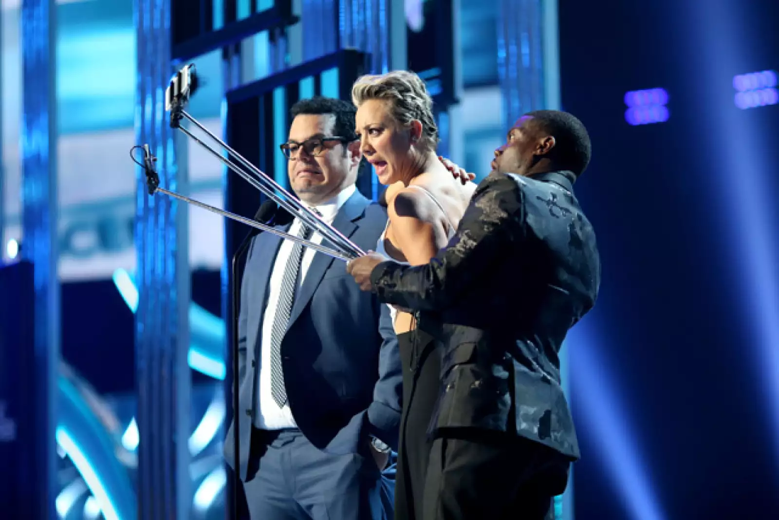 Antes de anunciar a uno de los ganadores Kaley y Josh se rehusaban en aparecer en las selfies de su amigo.