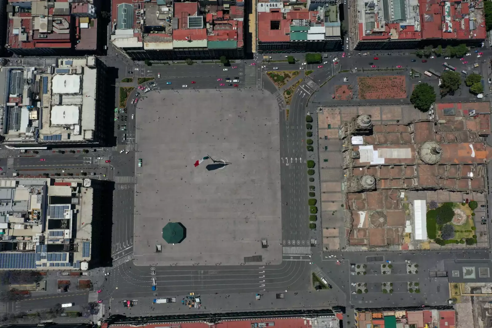 Panóramicas del primer cuadro de la Ciudad de México tras la declaración formal de la entrada en fase dos de contagio de Covid-19.