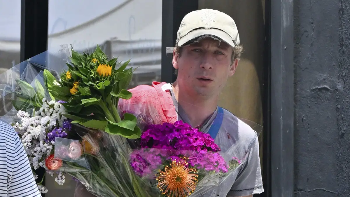 jeremy-allen-white-flores