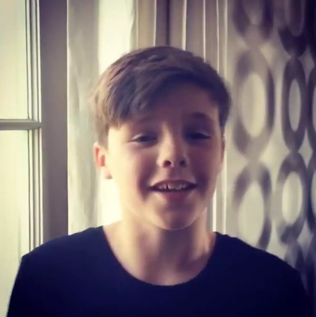 El hijo de Victoria y David Beckham demostró su talento para cantar en un video que su madre compartió en Instagram. Los comentarios no se hicieron esperar y al parece la gente lo ama.