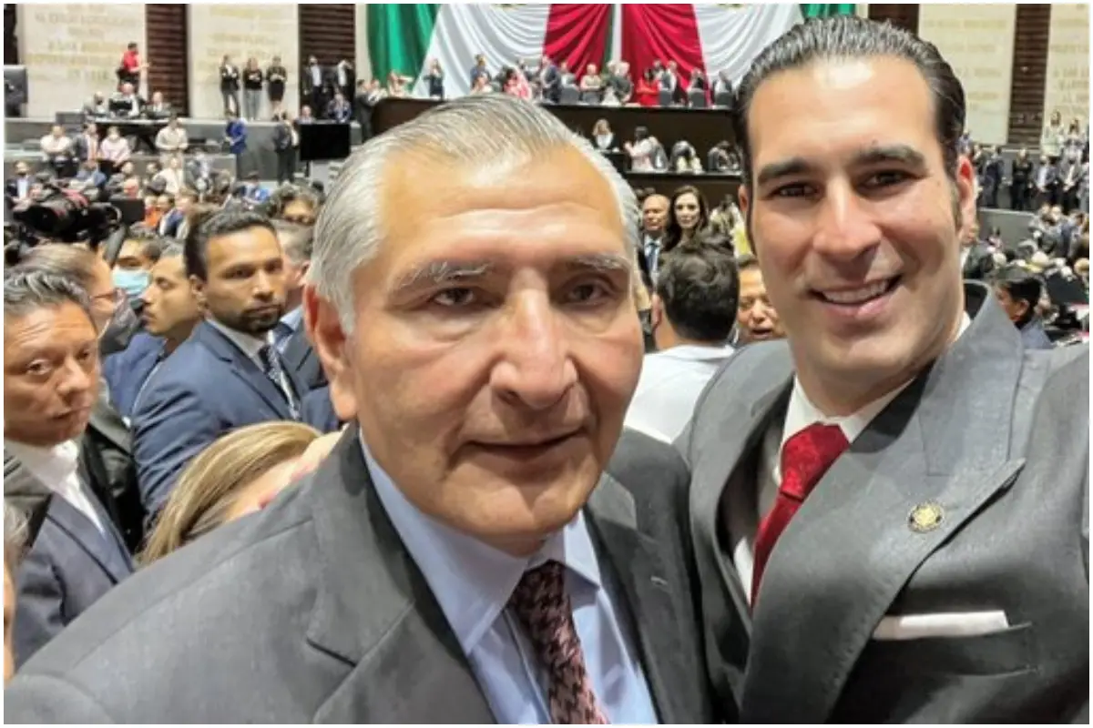 Adán Augusto López posó para las selfies antes de entregar el informe
