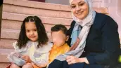 Foto de Hind Rajab con su madre y su hermano, quien tiene la cara difuminada por razones de seguridad.