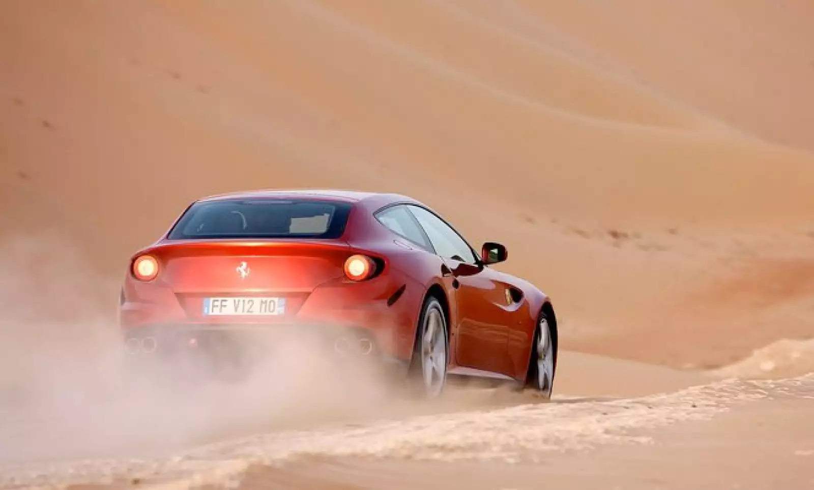 El vehículo está hecho con cerámica de carbón, lo que le permite ser ligero y mantener la línea aerodinámica.