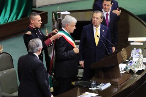 Geovanni Lizarraga ayudó al ahora presidente a acomodarse la banda presidencial.