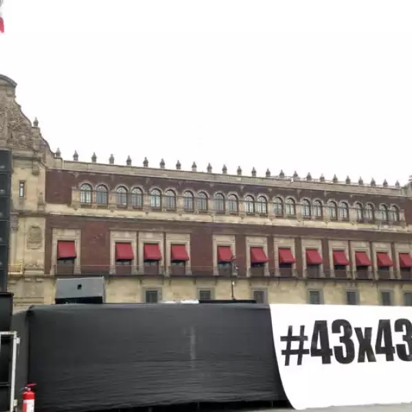 Ayotzinapa templete zocalo df