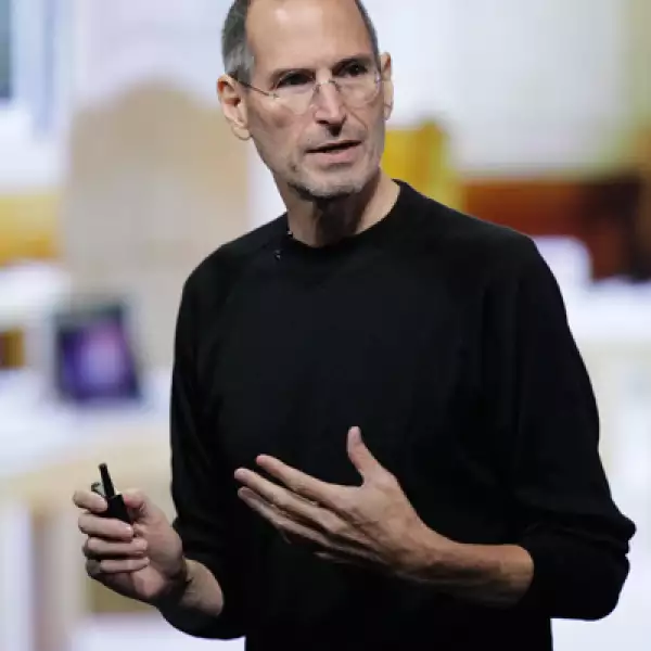 <B>2010.</B>  Demacrado y con un peso por debajo del suyo, presenta la primera tableta del mercado: iPad.