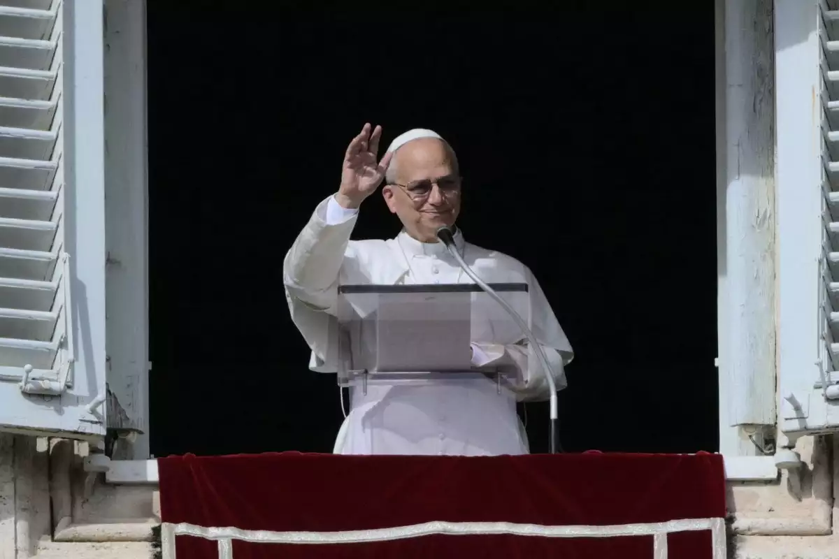 El Papa León XIV saluda desde la ventana del palacio apostólico con vistas a St. La plaza de San Pedro durante la oración de Ángelus en el Vaticano el 26 de octubre de 2025.