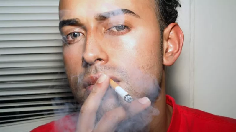 Fumador fuma cigarro de tabaco