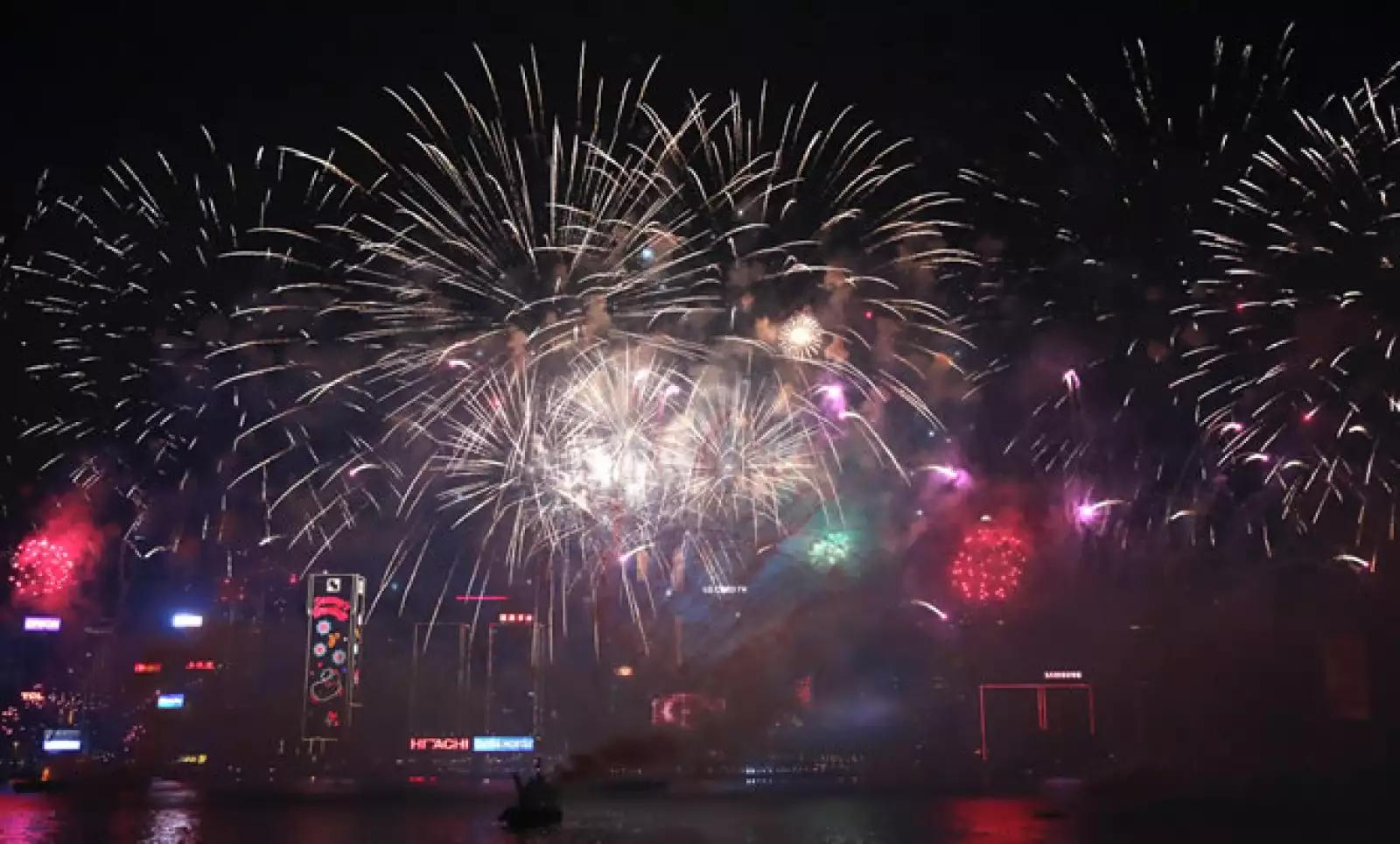 Fuegos artificiales iluminaron también los cielos en Hong Kong, donde el espectáculo se prolongó por ocho minutos sobre el puente Victoria.