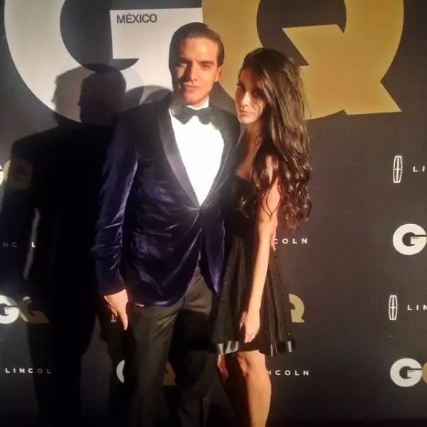 Ella parece acompañar al actor en sus momentos más importantes.