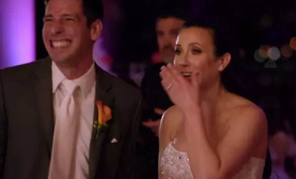 La reacción de esta pareja de verdad parece espontánea y verídica.