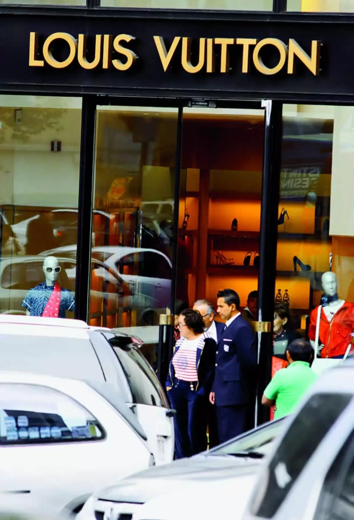 Antes muerta (políticamente) que sencilla. Atestiguamos un espectáculo: la maestra Gordillo en labores de ampliación de su lujoso guardarropa.