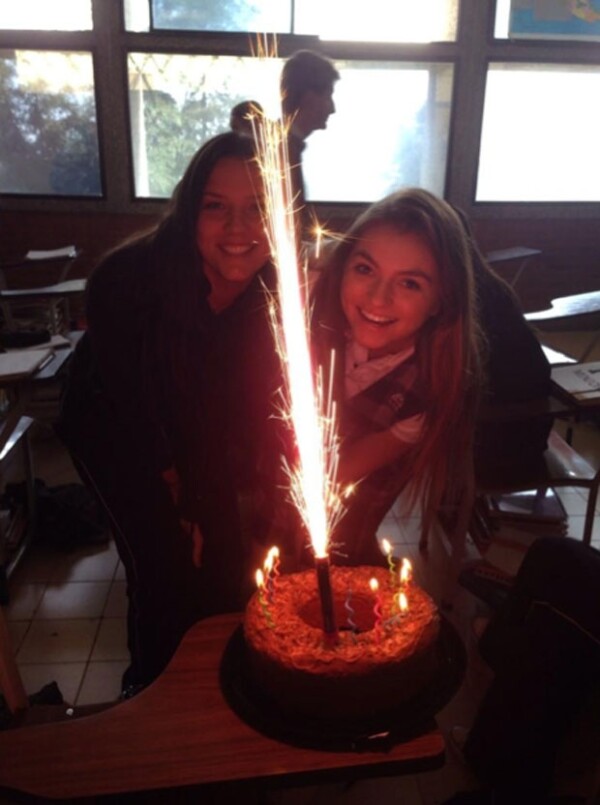 Sofía comenzó su celebración de cumpleaños en la escuela soplando las velitas de este pastel.
