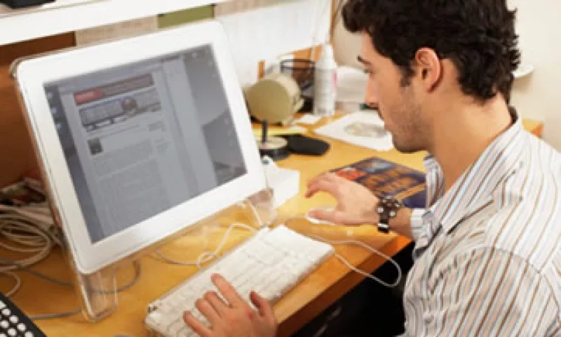 El reporte del Pew Research Center indica que el 12% de las personas mayores de 65 años dijeron haber usado Internet el día previo sin una razón en particular.    (Foto: Thinkstock)