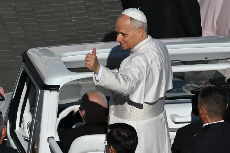 El Papa León XIV (C) hace un gesto a la multitud desde el móvil del Papa mientras se va al final de la misa del Jubileo de Coros y la Sociedad Coral en St. Plaza de San Pedro en el Vaticano el 23 de noviembre de 2025.