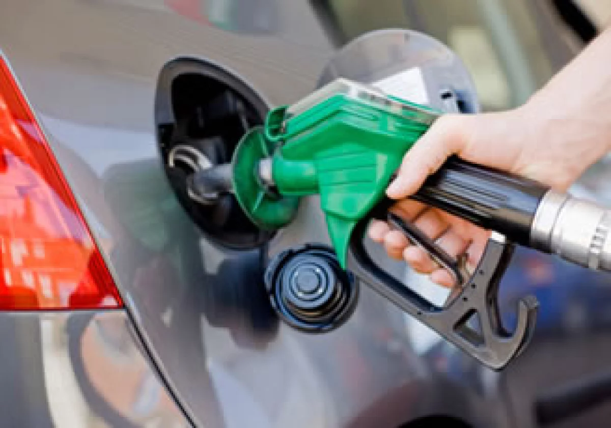 México retomó los aumentos en el combustible, que había suspendido en 2009 debido a la crisis económica.