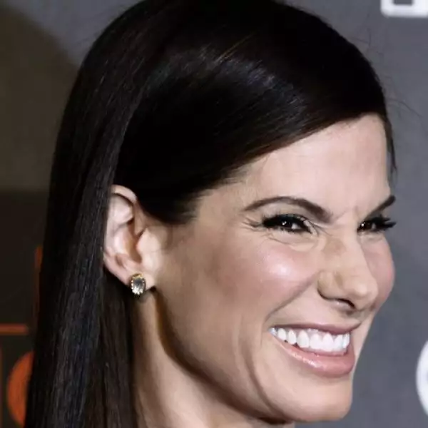 Sandra Bullock sonríe en el evento, pues una de sus cualidades es ser agradable con la prensa.