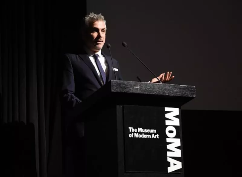El cineasta recibió este lunes un homenaje por su labor cinematográfica, tomó la tribuna y ante la  élite cultural neoyorquina protestó por la desaparición de los 43 estudiantes en Iguala.