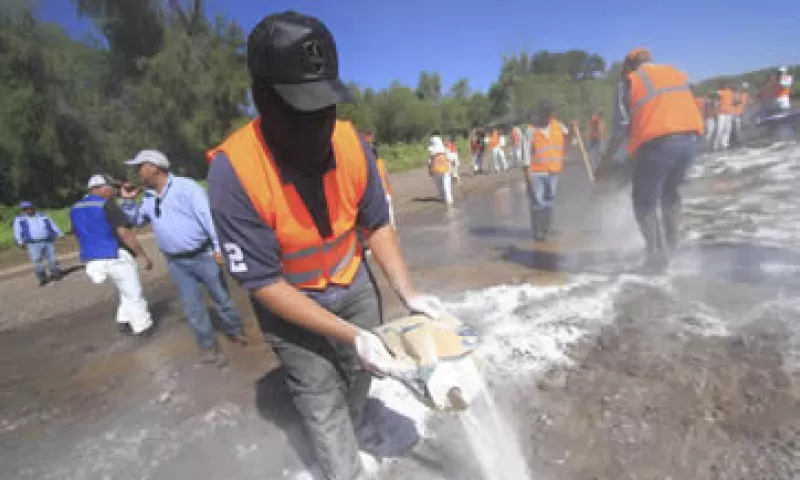 Empleados de GMéxico limpian el Río Sonora y Bacanuchi. (Foto: Cuartoscuro)