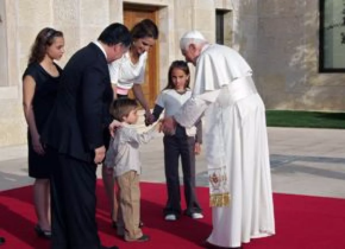La reina comenta sus impresiones de la visita de Benedicto XVI a su país, además de las maniobras del rey en helicóptero y cómo aludir a su hijo de cuatro años a ponerse un traje.