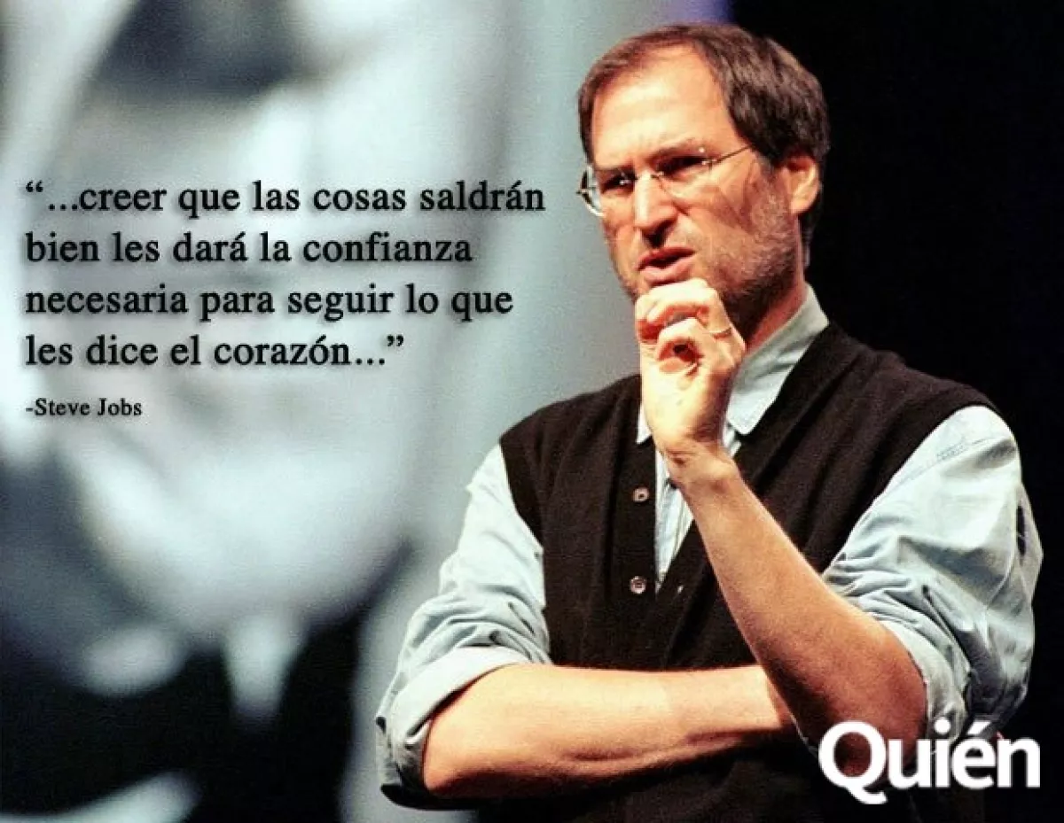 Steve Jobs estudió en la Universidad Reed College de Portland, Oregon, pero sólo asistió seis meses por falta de recursos económicos, para después quedarse como oyente en las clases.