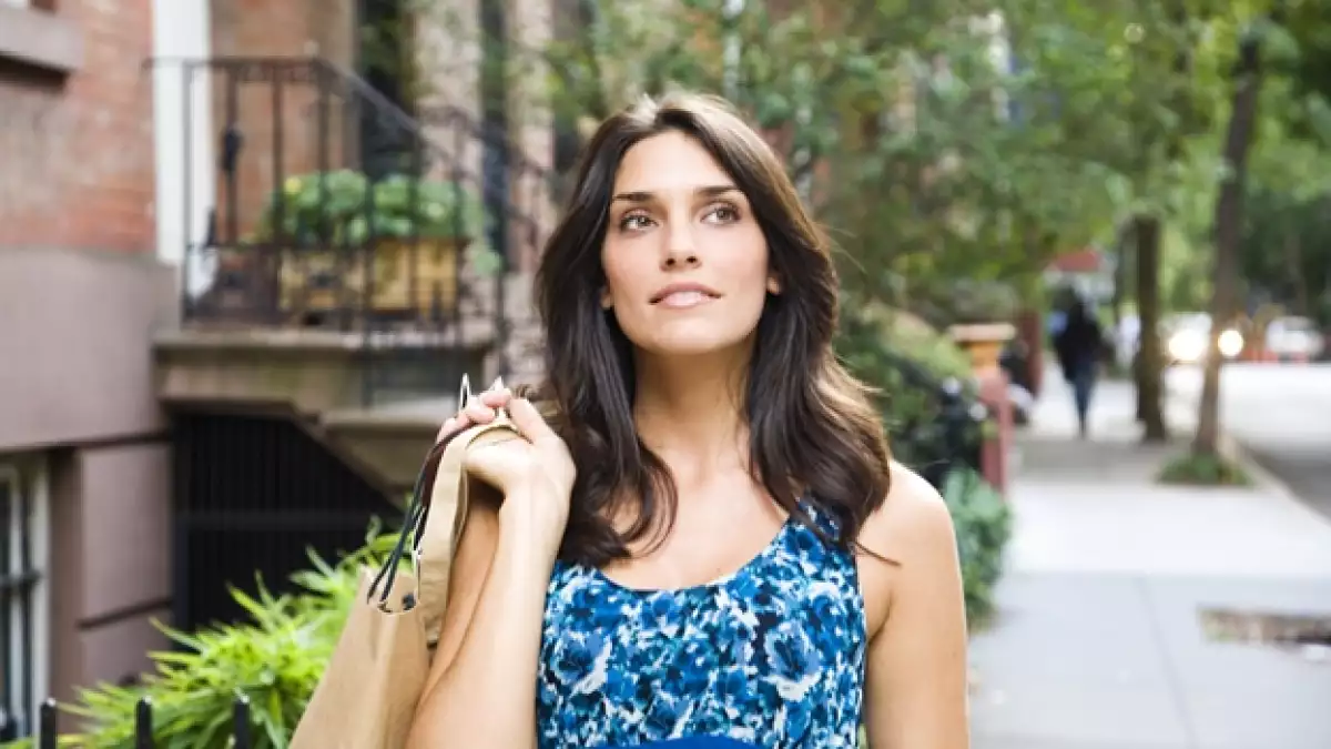 mujer walk street