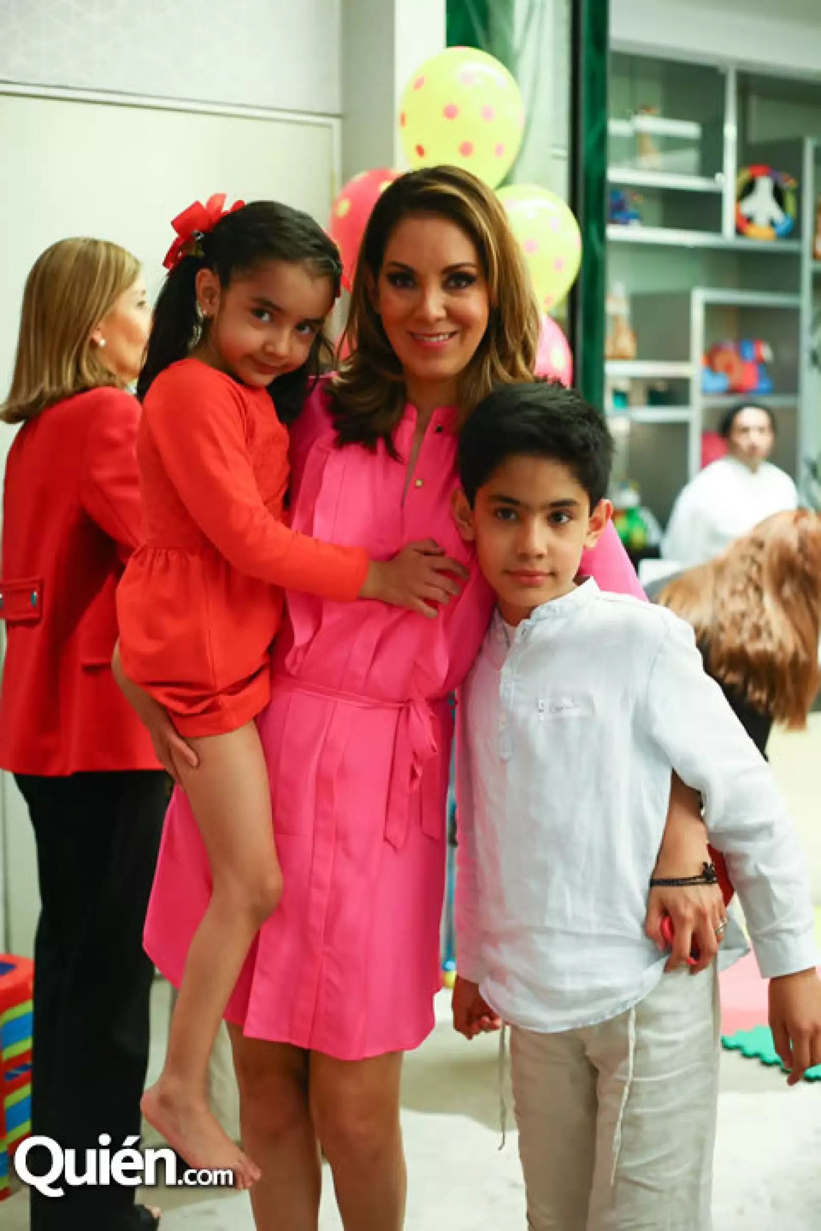 Mari Rouss Sandhú con Maria Antonia y Gonzalo