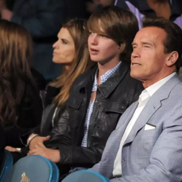 El gobernador de California, Arnold Schwartzenegger, asistió a ver la pelea con su esposa e hijos.