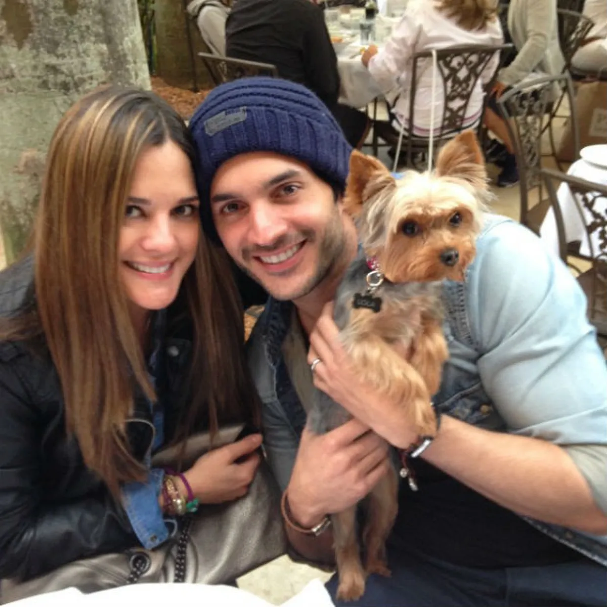 Daniel con su esposa Sabrina Seara y su perrita Lola.
