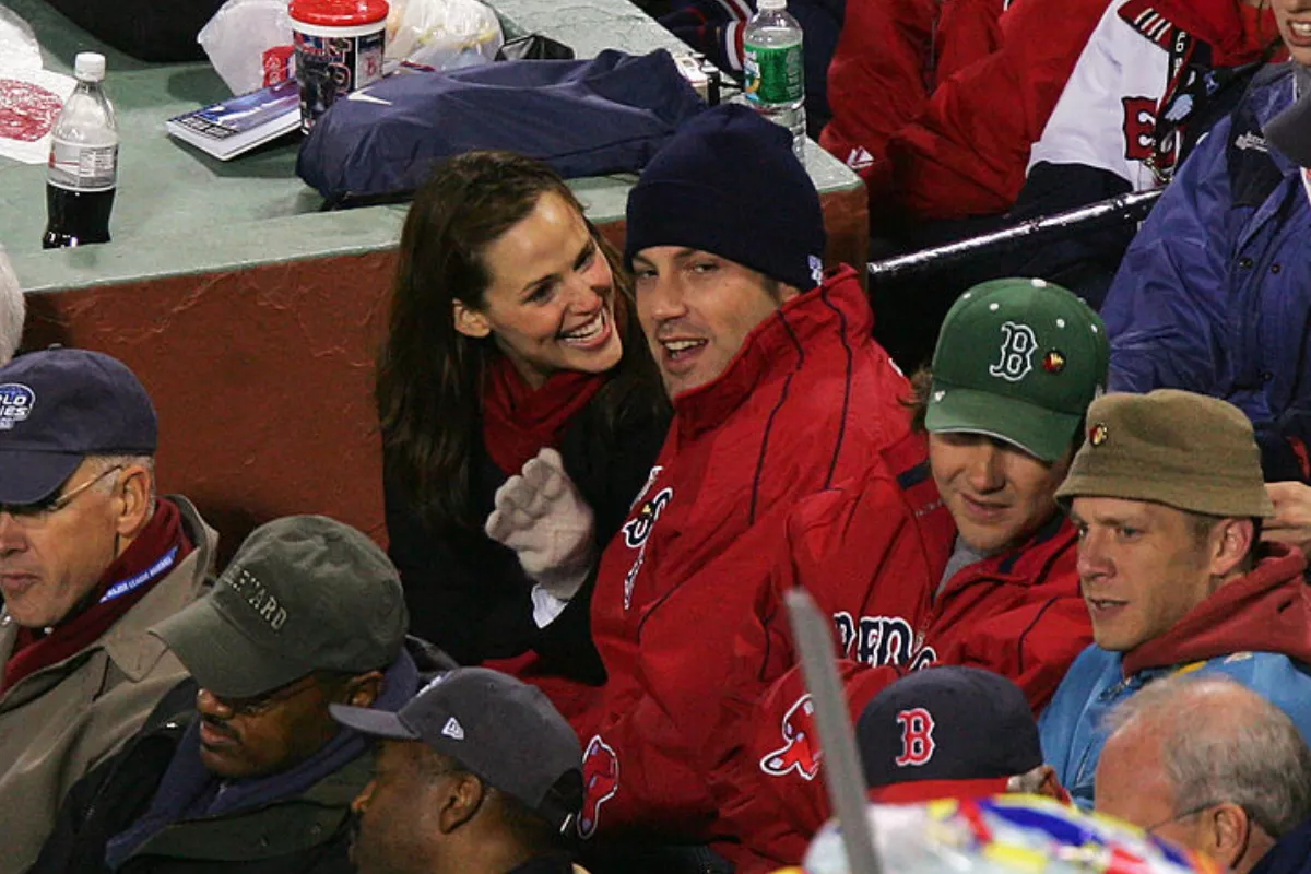 Foto de ben affleck y jennifer garner en un juego de beisbol