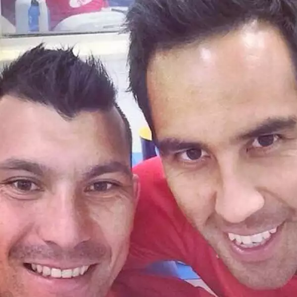 Los chilenos Gary Medel –izq- y el portero Claudio Bravo, en la concentración del equipo chileno.